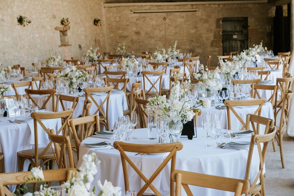 Salle_reception_chaises_bois_fleurs_blanches