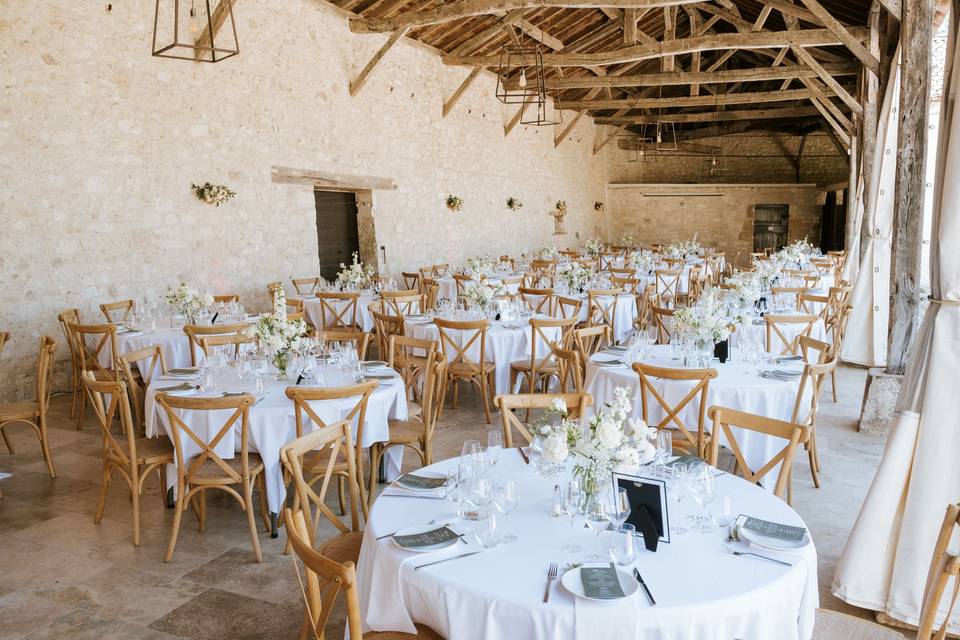 Salle_reception_tables_decorees_blanc