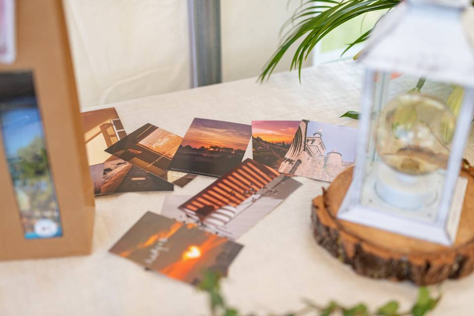 Cartes postales en livre d'or