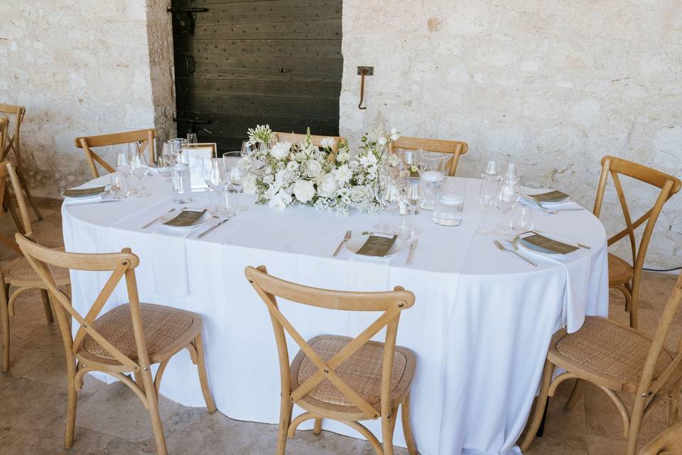 Table_oval_deco_fleurs_blanches