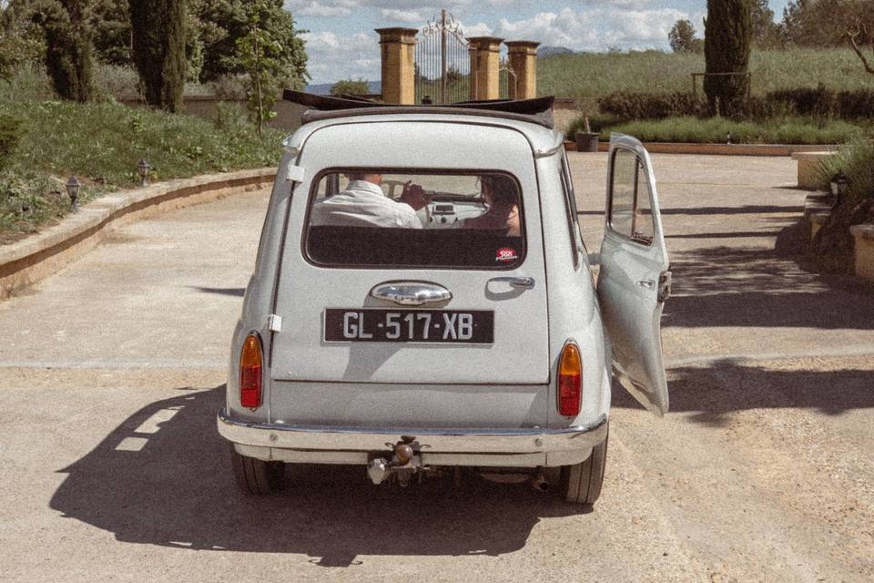 Mariés en voiture ancienne
