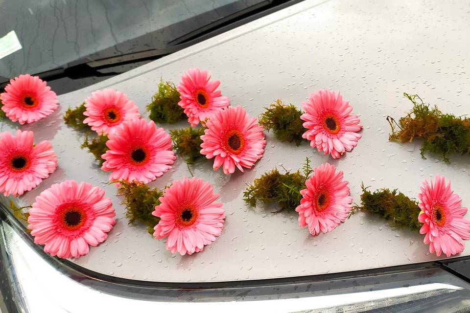 Déco voiture fleurs fraîches