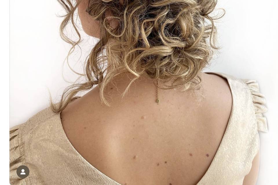 Cheveux bouclés