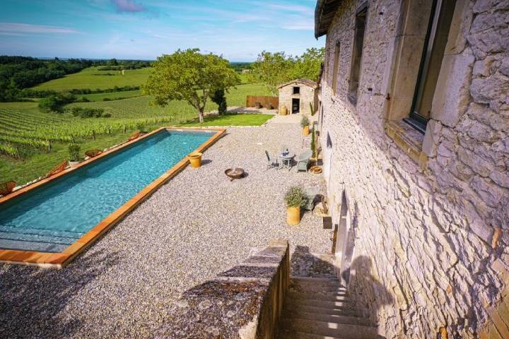 Terrasse et piscine gîte