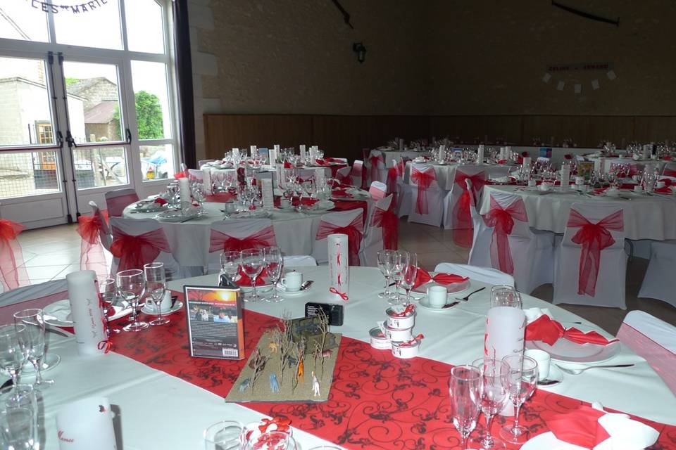 Salle décorée blanc et rouge
