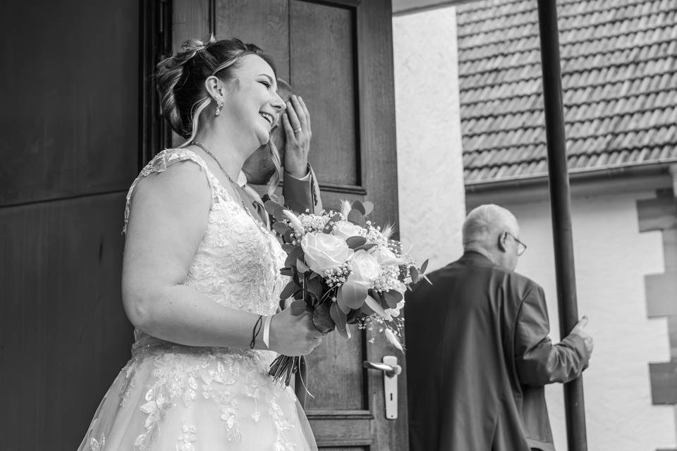 Sourire d'une mariée heureuse
