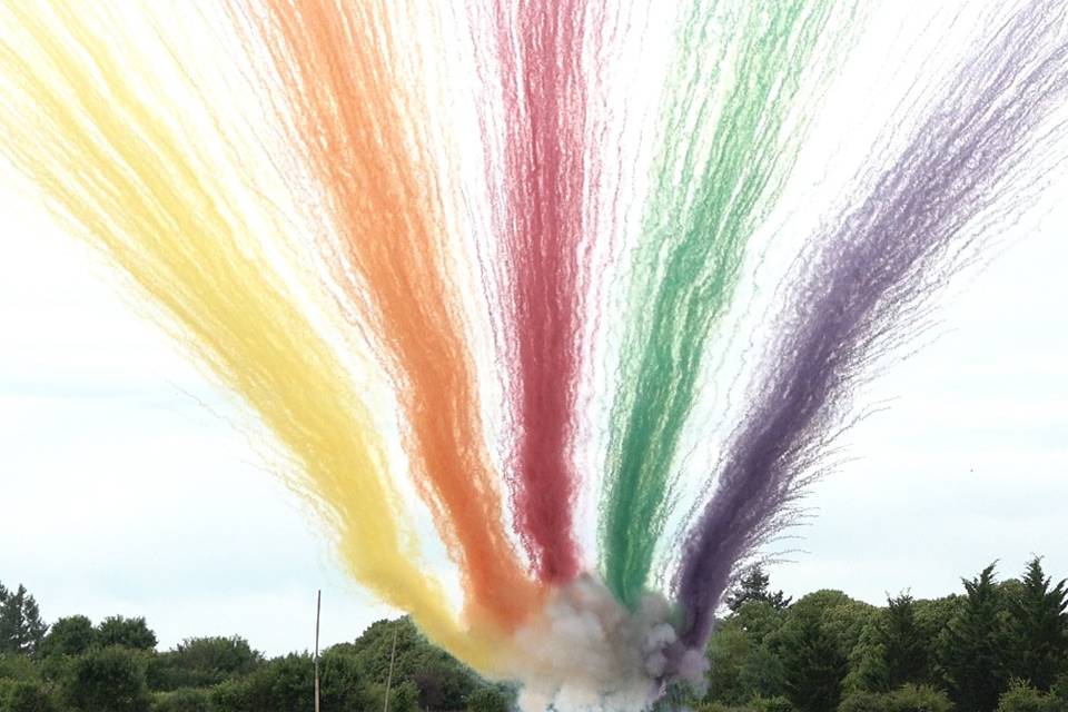 Nouveau feu d'artifice de jour