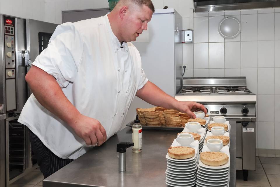 Detail_Chef Prépare Petits Plats.