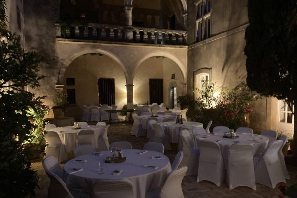 Repas dans la cour