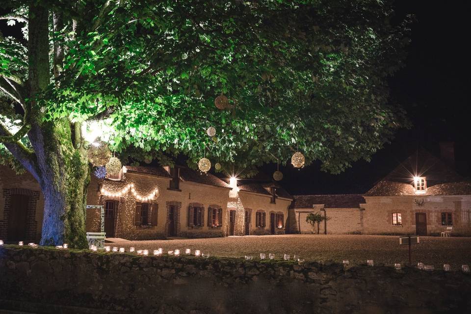 Cour de ferme illuminée