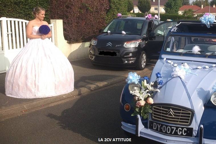 Mariée qui admire sa 2CV