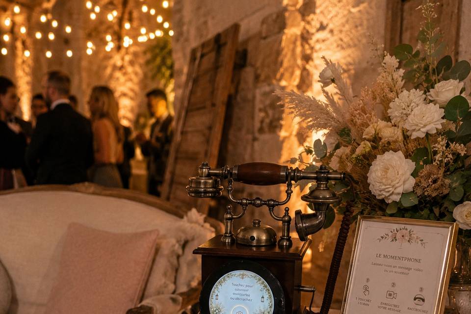 MomentPhone, coin lounge