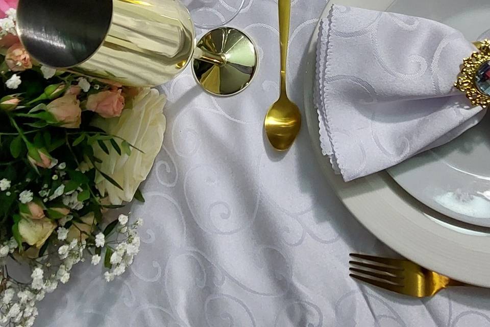 Table avec couverts dorés