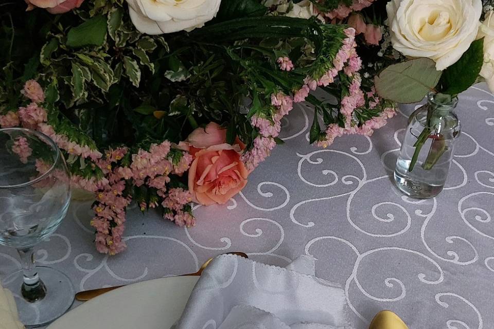 Table invités avec bouquet bas