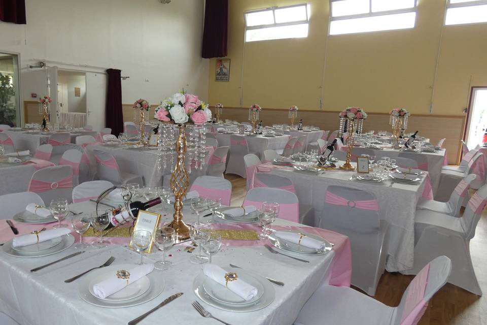 Salle décorée rose blanc