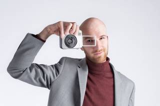 Ugo avec un H - Magicien polaroïd
