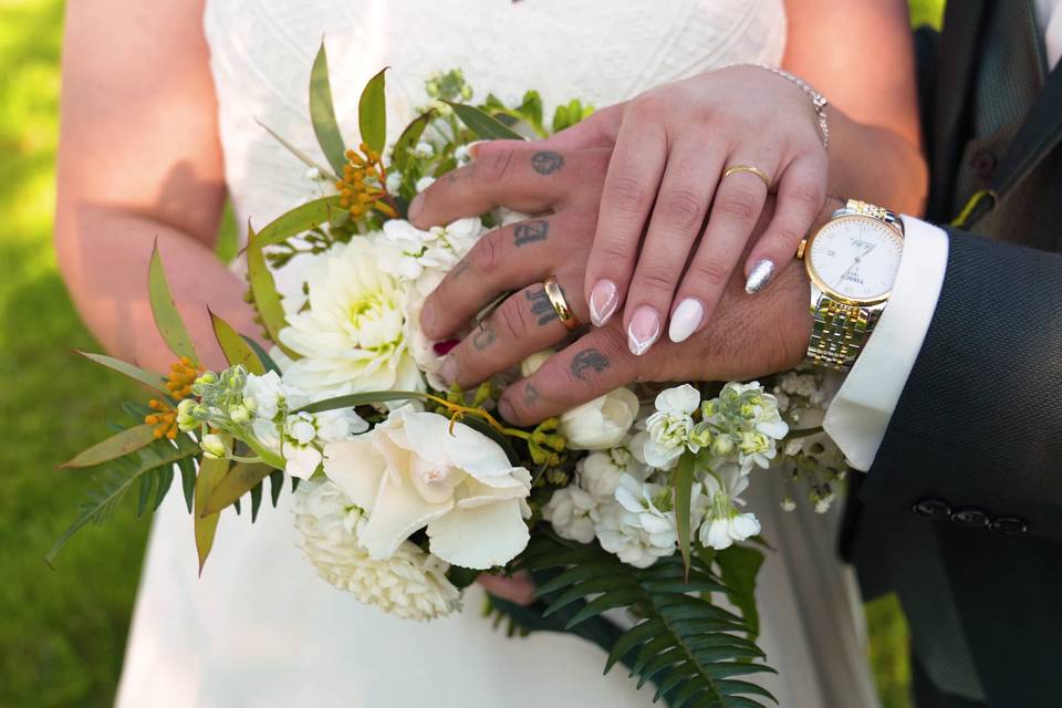 Les mains sur le bouquet