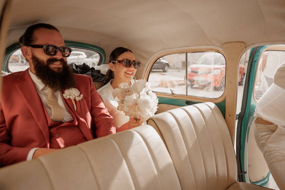 Les mariés dans la voiture