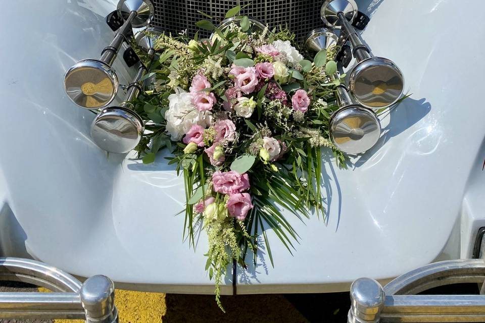 Composition florale voiture