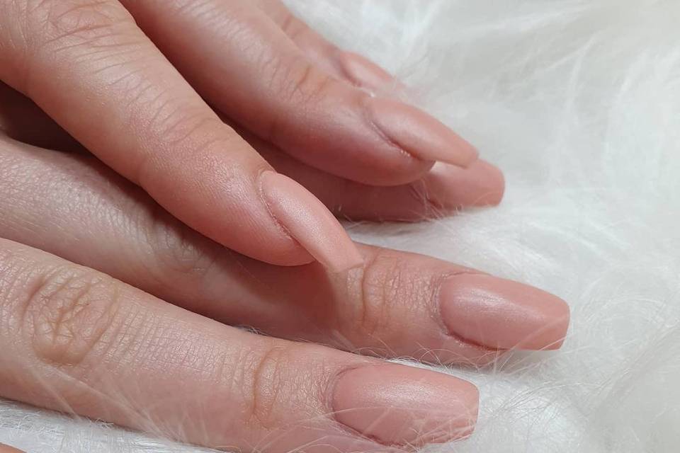 Pose d'ongles gel nude