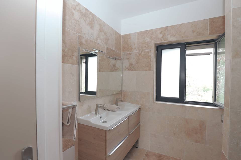 SALLE DE BAIN CHAMBRE 1