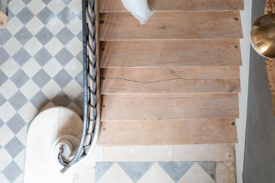 Dans les escaliers du château
