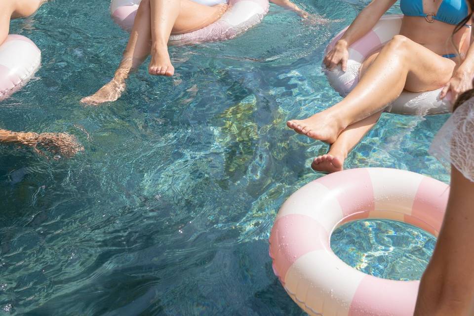 Moment chill dans la piscine