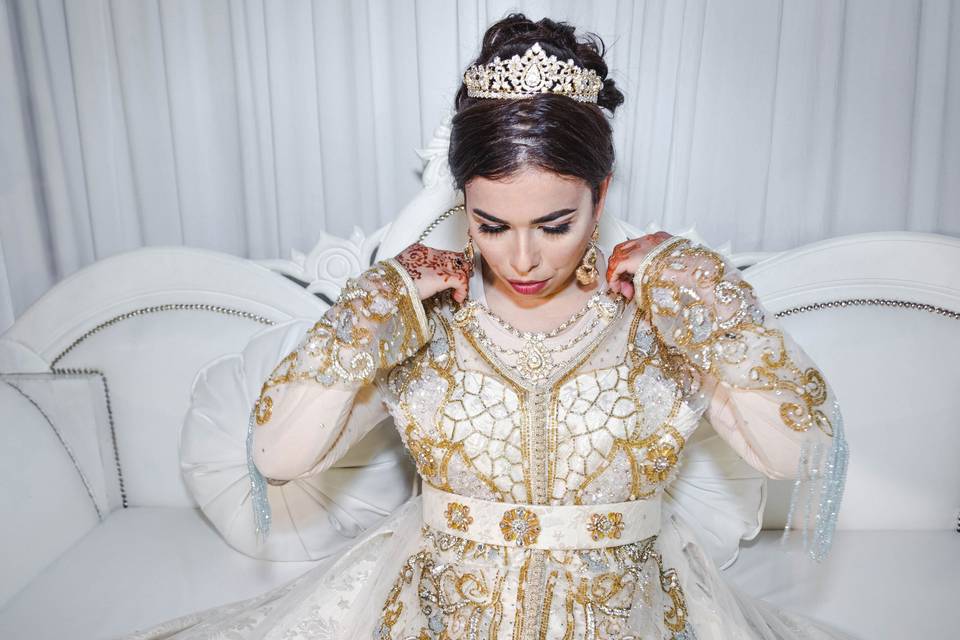 La mariée ajuste sa robe