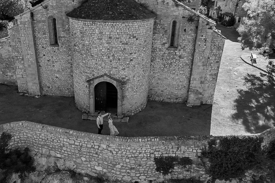 Une danse devant l'église