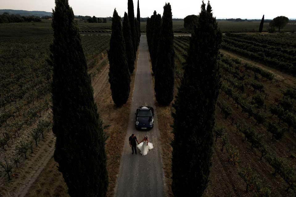 Des mariés dans l'allée