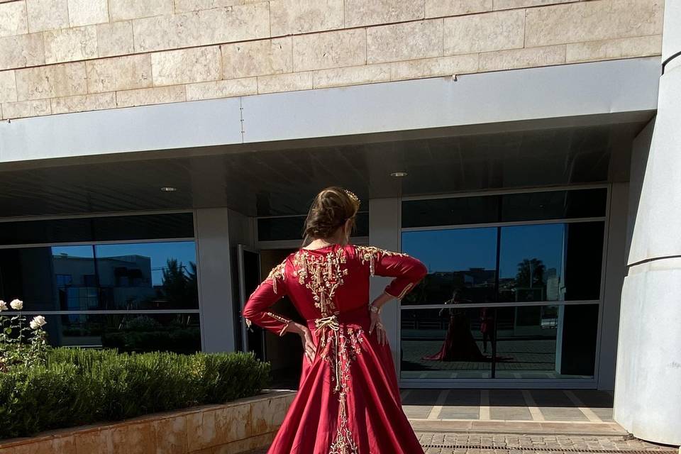 Le dos du caftan rouge