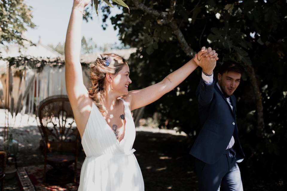 Une robe de mariée rose poudré