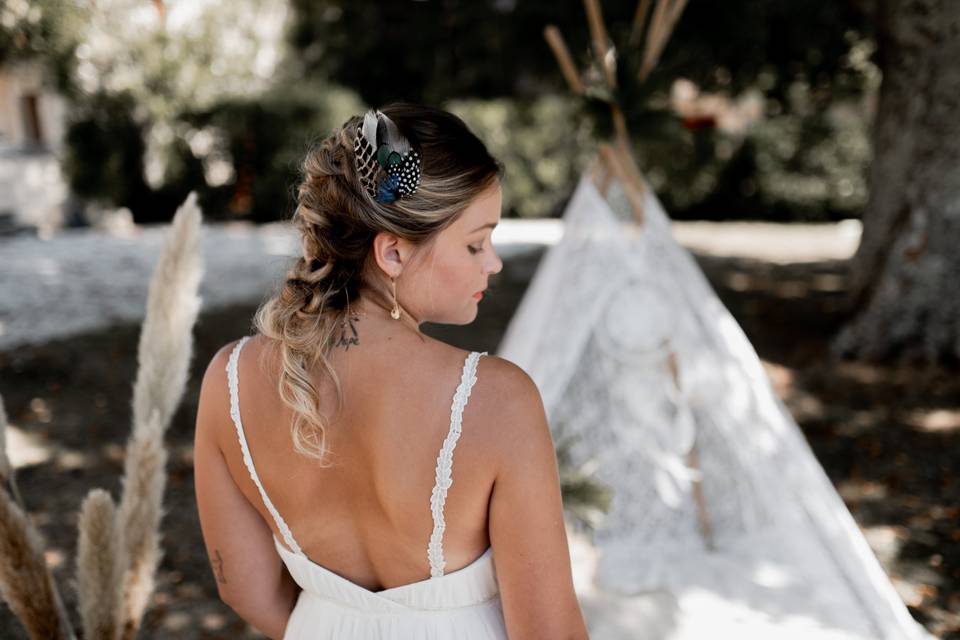 Une robe de mariée avec fente