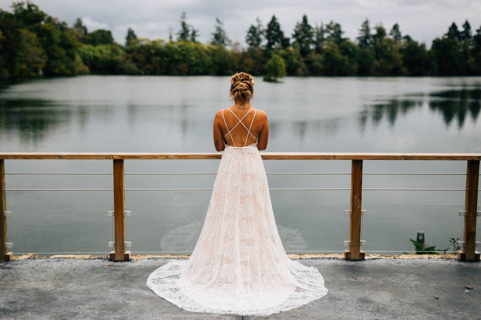 Une robe de mariée rose poudré