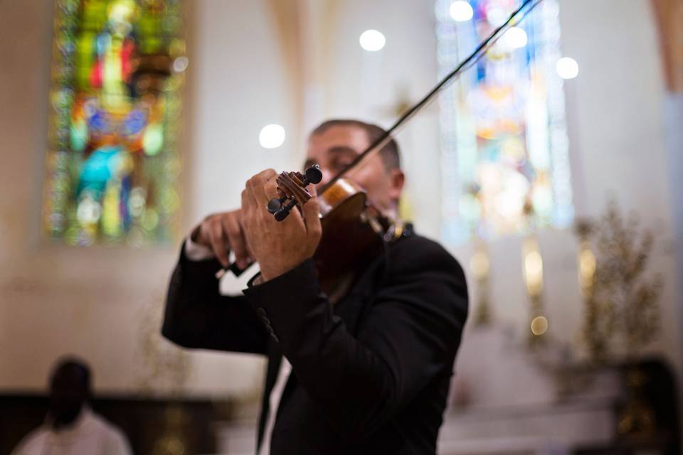 Violoniste dans l'église