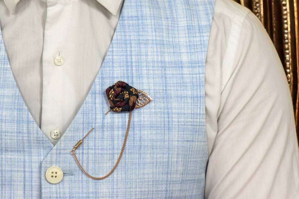 Broche costume témoin