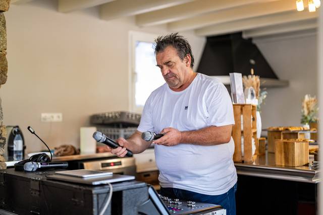 Chef disposant des assiettes de nourriture sur un comptoir