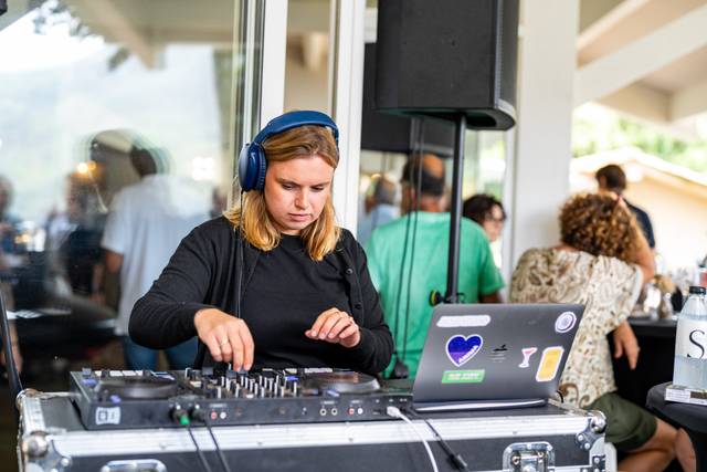DJ se produisant sous un pavillon en bois