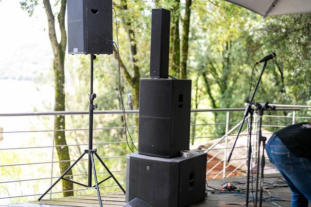 Grand support de haut-parleur parmi les arbres du jardin