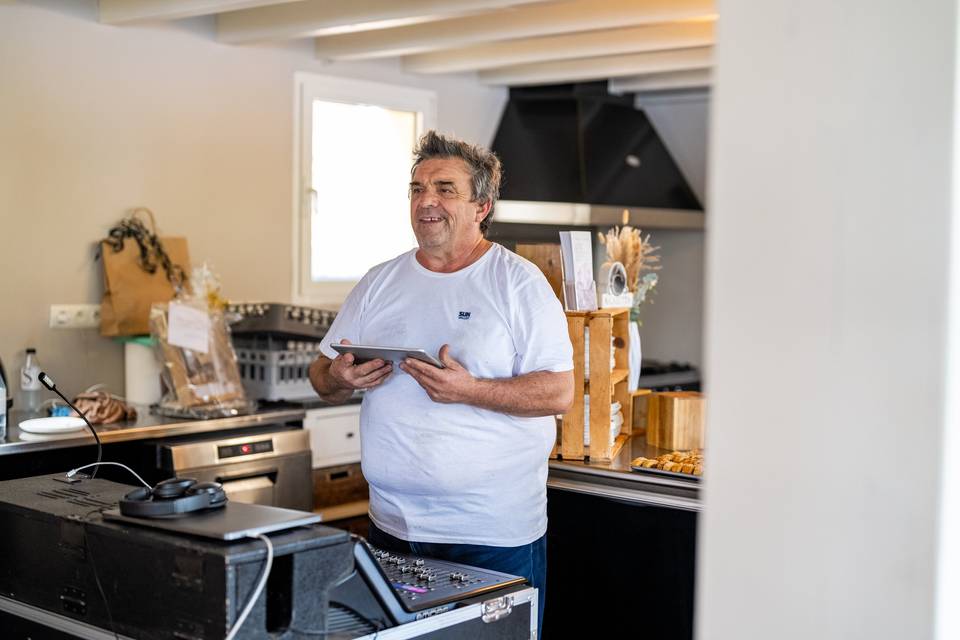 Chef préparant des plats dans une cuisine intérieure
