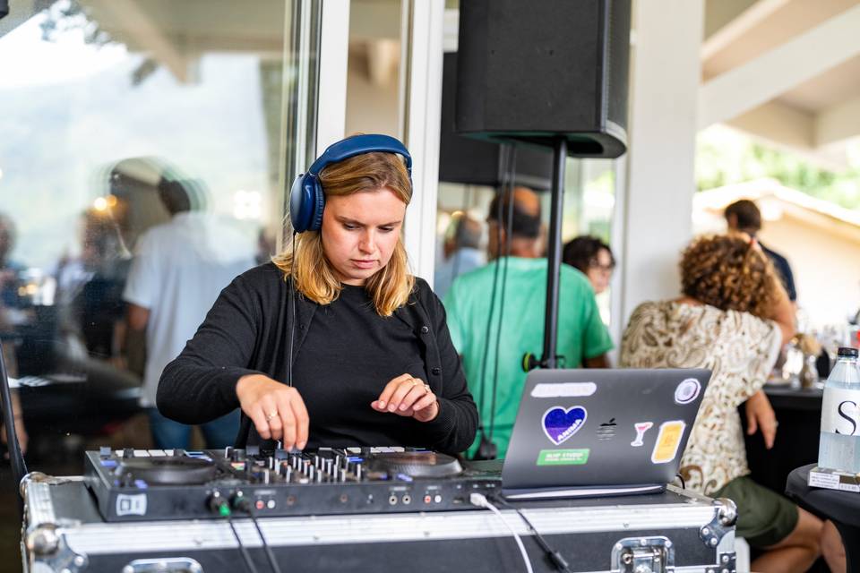 DJ se produisant sous un pavillon en bois