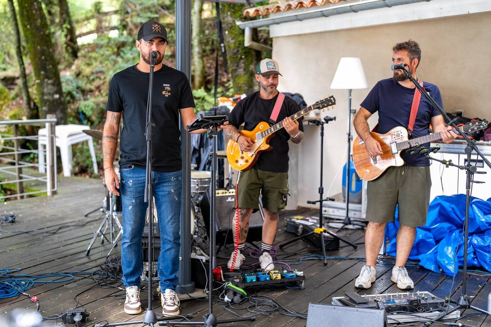 Groupe jouant de la musique en direct dans un jardin