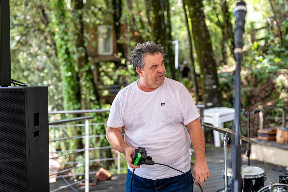 Ingénieur du son surveillant les niveaux à l_extérieur
