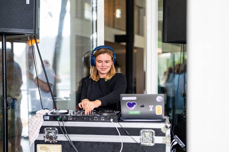 Ingénieur du son utilisant une console de mixage professionnelle