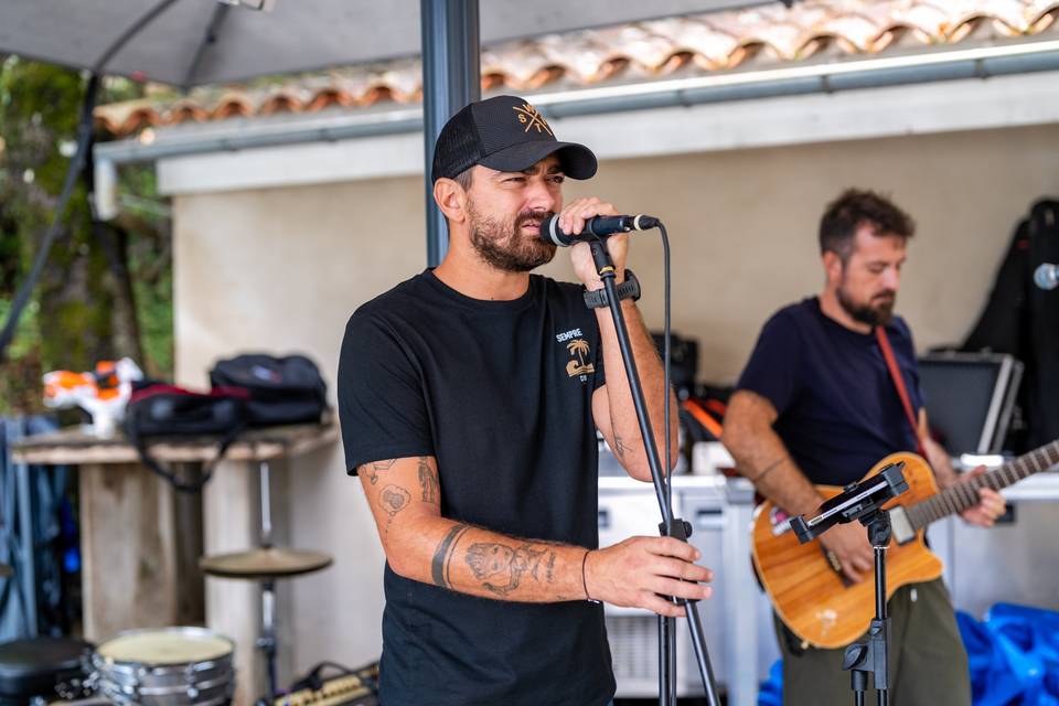 Musiciens vérifiant leurs guitares sur scène