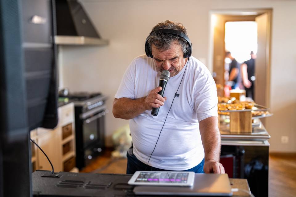 Technicien audio surveillant les niveaux sonores