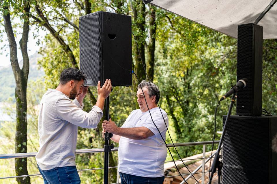 Technicien positionnant un grand haut-parleur audio