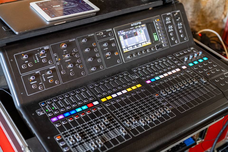 Vue latérale d_une console audio professionnelle