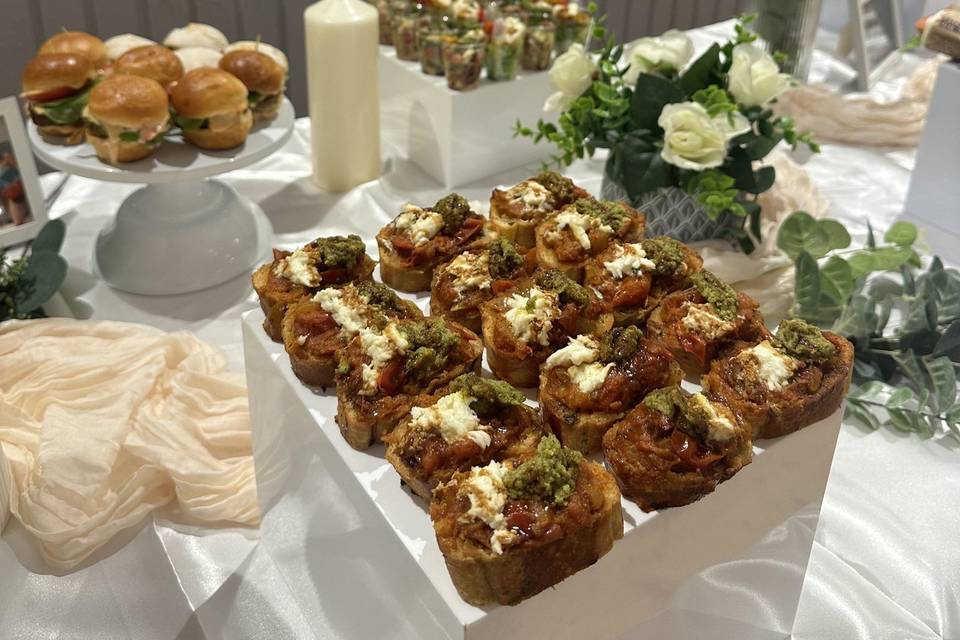 Bruschettas tomate mozza pesto