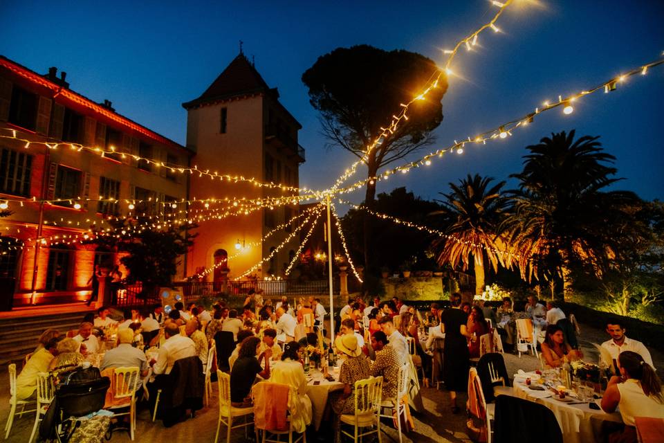 Dîner sous les lumières